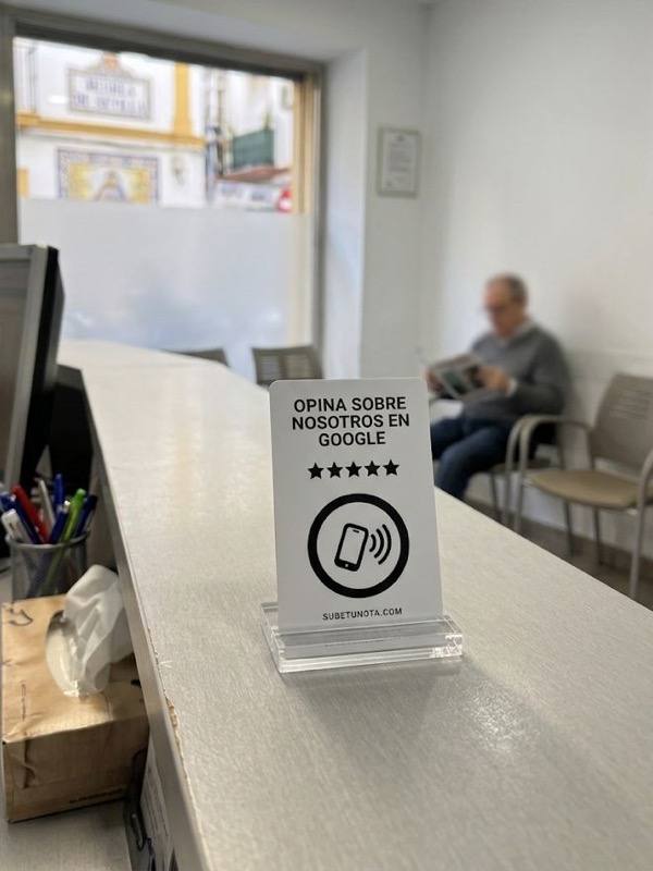 Tarjeta Sube tu nota en una base transparente, en la recepción de una clínica dental