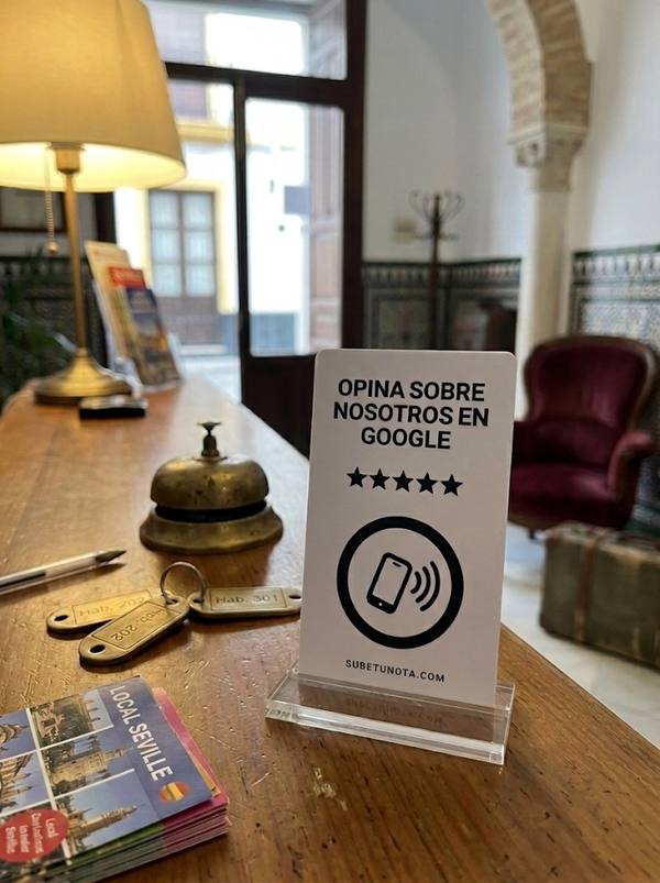 Tarjeta Sube tu nota en una base transparente, en la recepción de un hotel