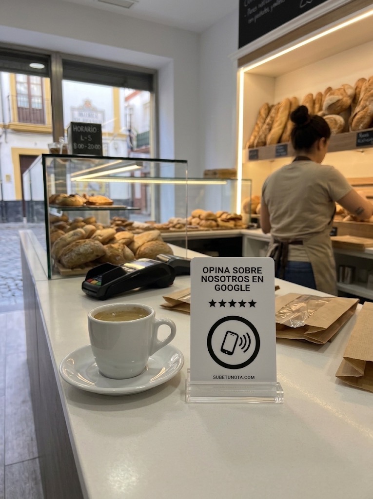 Tarjeta Sube tu nota en una base transparente, en el mostrador de una panadería
